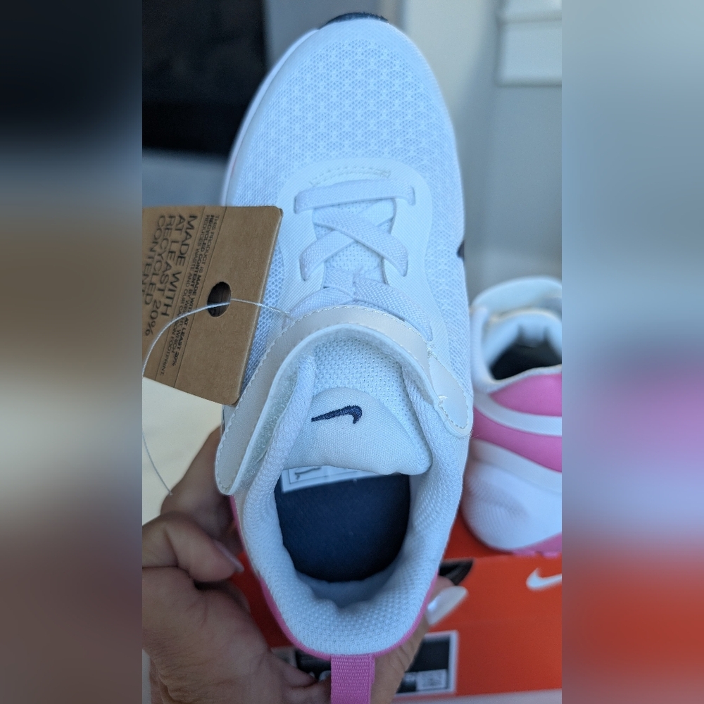 Nike Kids Revolution size 10 Pink and White - Picture 5 of 8
